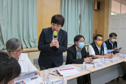 CY Member Su Li-Chiung (1st left), Yeh Ta-Hua (2nd left) inspect placement facilities and listen to briefings 