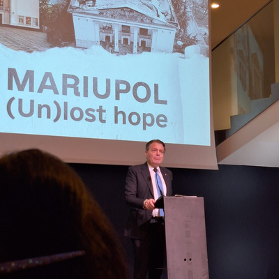 IOI President Chris Field PSM addressing guests at a special event in honour of Ukraine, ‘Mariupol (Un)lost hope’.