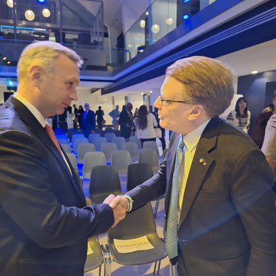 Ambassador of Ukraine to Italy, His Excellency Yaroslav Melnyk and IOI President Chris Field PSM.