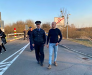 Fire Colonel Mr. Béla Varga, Head of Directorate for Disaster Management, and Ombudsman Dr. Ákos Kozma at the border crossing point between Lónya and Dzvinkove