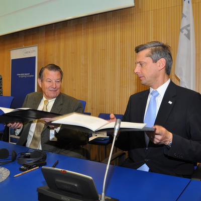 Peter Kostelka and Martin Kreutner signing the Memorand of Understanding