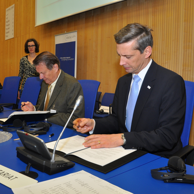 Peter Kostelka and Martin Kreutner signing the Memorand of Understanding