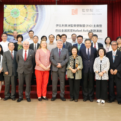 La presidenta Chen Chu (centro); el defensor del pueblo Ávila (quinto por la izquierda); y el embajador de Paraguay en Taiwán, Carlos Fleitas (tercero por la izquierda), junto a miembros del Yuan de Control y personal directivo, posan para una foto grupal,