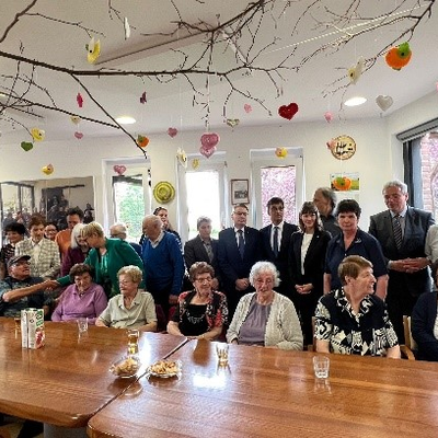 IOI President, Chris Field PSM, with members of the day care centre, Hiša dobre volje, at the Nova Gorica Home for the Elderly.
