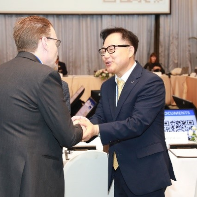 IOI President Chris Field PSM and Chairman of the Seoul Metropolitan Government Citizens’ Ombudsman Commission, Joo Yong-hak at the 2023 Asia Region meeting of the IOI.