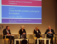 Les ombudsmans debattant des problemès transfrontaliers