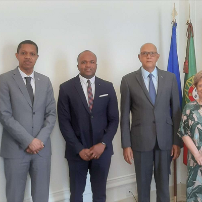 The two Ombudsmen with their staff (click to view full picture)