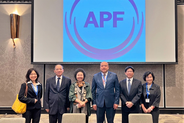 La presidenta Chen Chu junto al presidente interino de la reunión anual del APF, Khunan Jargalsaikhan, y miembros de las delegaciones